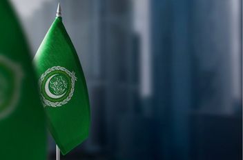 أعلام تحمل شعار جامعة الدول العربية