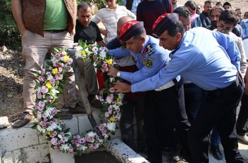 مندوباً عن مدير الأمن العام اللواء الدكتور عبيدالله المعايطة، شارك مدير إدارة السير العميد رائد العساف في تشييع جثمان الوكيل عزالدين عبدالعزيز علي المواجده إلى مقبرة البلدة في محافظة الكرك.
ونقل العمي