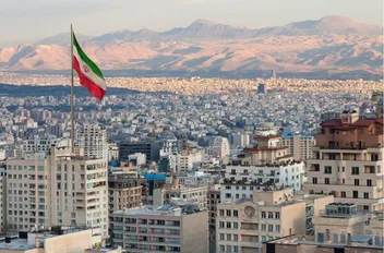 علم إيران مرفوع في طهران