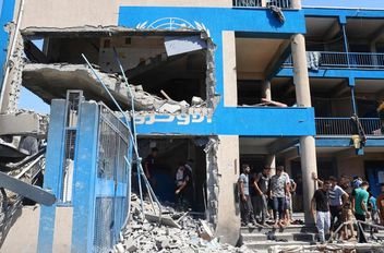 مدرسة تابعة للأونروا في مخيم النصيرات وسط قطاع غزة تعرضت لغارة إسرائيلية