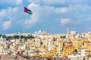 وتتراوح درجات الحرارة العظمى والصغرى في شرق عمان اليوم بين 30 - 15 درجة مئوية، وفي غرب عمان 28 - 13، وفي المرتفعات الشمالية 27 - 14، وفي مرتفعات الشراة 26 - 12، وفي مناطق البادية 31 - 13، وفي مناطق ال