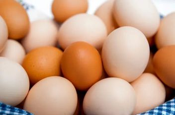 بينها اللحوم .. 5 أطعمة ومشروبات تجنبها مع البيض