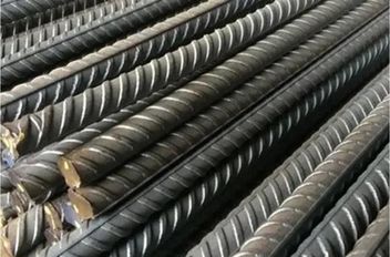 استأنف سعر خام الحديد تراجعه متجهاً نحو أكبر انخفاض أسبوعي منذ شباط، وسط ضعف الطلب على الصلب في الصين وتقلص هوامش أرباح المصانع، ما ضغط على المعنويات في السوق.
وتراجعت أسعار خام الحديد المستخدمة في صن