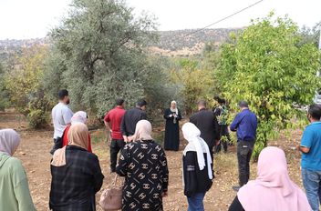 مركز إكساب ينظم يومًا حقليًا حول قطاع الزيتون
