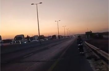 فيديو .. سقوط سلك كهربائي بعد حادث سير يغلق المسربين على شارع الـ 100
