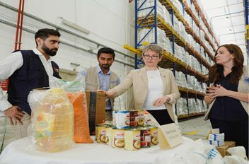 الخارجية البريطانية: مستودعات الأردن ممتلئة بالمساعدات الإنسانية لغزة