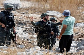 أصيب 7 فلسطينيين بجروح، صباح الأحد، من جراء تعرّضهم لاعتداء مستوطنين في تجمع "المعازي" البدوي شرقي بلدة جبع في شمال القدس.

وأفادت مصادر فلسطينية، بأن حوالي 50 مستوطنا من مستوطنة "آدم" المحاذية هاجموا