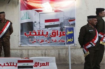 أفراد من قوات الأمن العراقية يحمون مركز اقتراع
