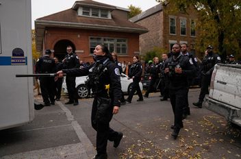 رجل يفتح النار على عملاء حرس الحدود في شيكاغو
