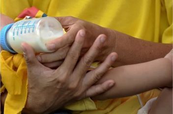 حليب الأطفال المسمم يثير القلق في 10 ولايات أميركية
