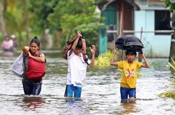 الفلبين تجلي 100 ألف شخص مع اشتداد قوة الإعصار "فونج وونج"
