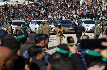 فلسطينيون يتجمعون خلال إطلاق سراح أربع جنديات إسرائيليات