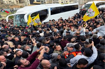 استقبال حافلة تقل أسرى فلسطينيين محررين بعد إطلاق سراحهم من سجن إسرائيلي، 25 كانون الثاني 2025