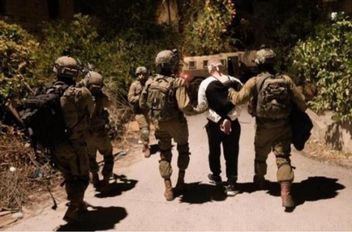 الاحتلال يعتدي على ثلاثة معتقلين ويصيبهم بجروح قبيل الإفراج عنهم
