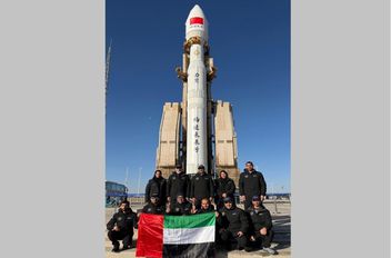 الإمارات تطلق القمر الاصطناعي العربي رقم 813