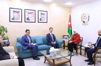 إلتقت وزيرة التنمية الاجتماعية وفاء بني مصطفى، اليوم الأربعاء، السفير الصيني في عمان قوه وي، حيث جرى خلال اللقاء بحث أوجه التعاون المشترك في عدد من المجالات الاجتماعية. 

وتناولت بني مصطفى، خلال اللقا