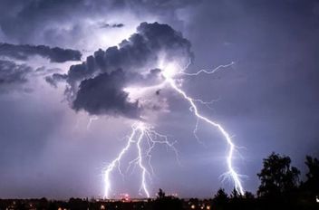 تبث إدارة الأرصاد الجوية على مدار العام تحذيرات وإرشادات لتجنب تأثيرات الظواهر الطبيعية التي تحدث خلال فصول الخريف والشتاء والصيف والربيع، نظرًا لأن عدم الامتثال لهذه الإرشادات يعرّض السلامة العامة لل