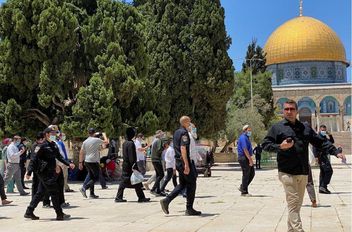 عشرات المستوطنين يقتحمون المسجد الأقصى
