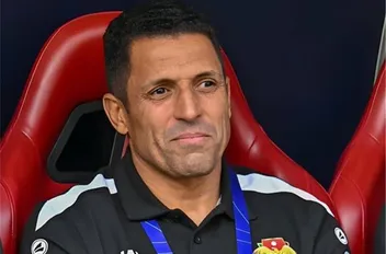 بعد عامين من الرحيل .. عموتة يعود بتصريحات “متعثرة” والجماهير: يعضّ أصابعه ندمًا