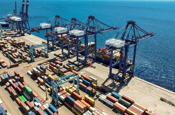 أكد رئيس غرفة تجارة الزرقاء حسين شريم، أن قيمة الصادرات التجارية (إعادة التصدير) لمدينة الزرقاء لتشرين الثاني من هذا العام، بلغت نحو 40 مليونا و612 ألف دينار، وفقا لشهادات المنشأ الصادرة عن غرفة تجارة