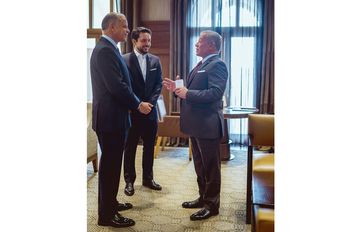 الديوان الملكي ينشر صورة للملك وولي العهد والأمير فيصل قبيل اجتماع “السياسات الوطني”
