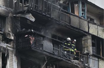 يحل الرئيس الأوكراني فولوديمير زيلينسكي الذي يواجه ضغوطا سياسية وعسكرية متزايدة، ضيفا على نظيره الفرنسي إيمانويل ماكرون في باريس الاثنين، غداة إبداء الرئيس الأميركي دونالد ترامب تفاؤله بشأن خطته لإنها