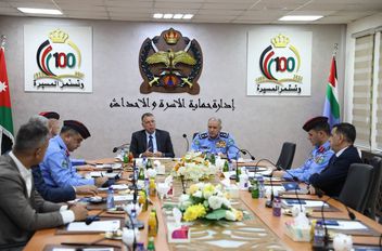 زار وزير الداخلية مازن الفراية، يرافقه مدير الأمن العام اللواء الدكتور عبيد الله المعايطة، اليوم الاثنين، إدارة حماية الأسرة والأحداث، حيث اطّلعا على أبرز الجهود التي تبذلها الإدارة في التعامل مع  الق