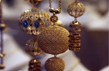 الوكيل الإخباري-    بلغ سعر بيع غرام الذهب عيار 21، الأكثر رغبة لدى المواطنين في السوق المحلية، الجمعة، 85.6 دينارا لغايات البيع من محالّ الصاغة، 82.1 دينارا لجهة الشراء.
