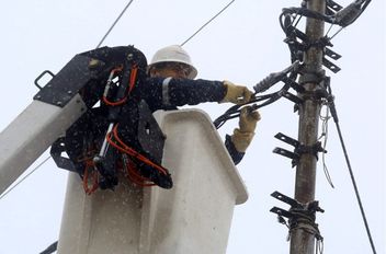 أحد كوادر شركة الكهرباء الأردنية الفنية العاملة في الميدان