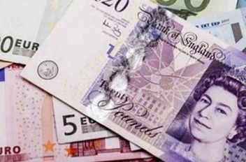 الاسترليني يتراجع أمام الدولار واليورو
