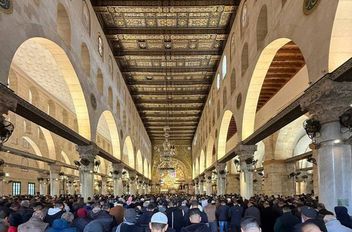 عشرات آلاف المصلين يؤدون صلاة الجمعة في المسجد الأقصى