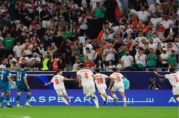 لاعب المنتخب الوطني لكرة القدم علي علوان يحتفل بتسجيل الهدف الأول مع زملائه