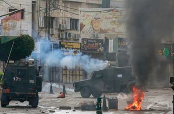 اندلاع مواجهات بين قوات الاحتلال وشبان فلسطينيين بالضفة