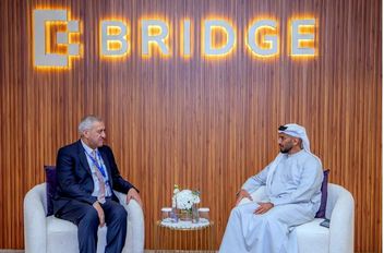 أمين عام وزارة الاتصال الحكومي يعقد لقاءات ثنائية في قمة "بريدج 2025"