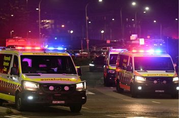 سيارات الإسعاف في أحد شوارع سيدني بعد حادثة إطلاق نار وقعت في شاطئ بونداي