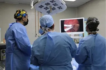 جراحة نوعية لاستئصال أكياس كلابية من رئتي طفل بمستشفى الجامعة