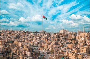 وتتراوح درجات الحرارة العظمى والصغرى في شرق عمان اليوم بين 15 - 9 درجات مئوية، وفي غرب عمان 13 - 7، وفي المرتفعات الشمالية 11 - 5، وفي مرتفعات الشراة 10 - 4، وفي مناطق البادية 16 - 7، وفي مناطق السهول