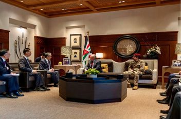 الملك يستقبل وزير الخارجية الصيني ويبحث سبل توطيد الشراكة الاستراتيجية