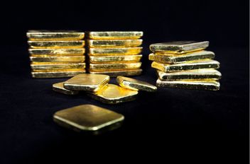 تراجعت أسعار الذهب خلال التعاملات الآسيوية المبكرة الاثنين عن أعلى مستوى لها في ثلاثة أسابيع تقريبا، حيث عمد المستثمرون إلى جني الأرباح وسط تزايد التوقعات بخفض أسعار الفائدة الأميركية في وقت لاحق من ه