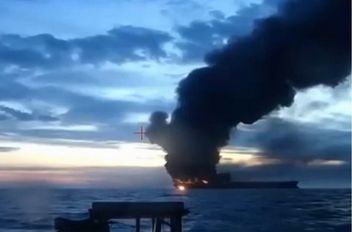 دخان يتصاعد من سفينة شحن مشتعلة في البحر الأسود قبالة الساحل التركي