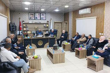 بلدية الأزرق تبحث مع جمعيات خيرية وأهلية التعاون المشترك
