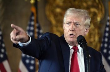 إدارة ترامب تدرس توسيع "حظر السفر" إلى نحو 30 دولة