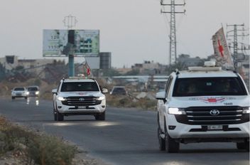 إسرائيل ستتسلم عبر الصليب الأحمر عينات من غزة قد تعود لمحتجزين