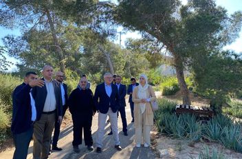 وزير البيئة يبحث تعزيز التعاون مع الحديقة النباتية الملكية في مشاريع بحثية جديدة