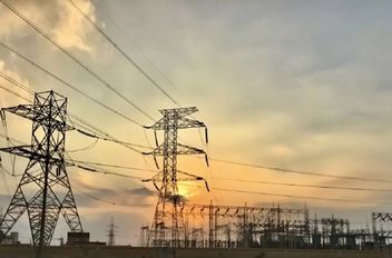 الوكيل الإخباري-   أعلنت شركة توزيع الكهرباء أنها ستضطر آسفة إلى فصل التيار الكهربائي عن عدد من المناطق في محافظة الكرك (مغذي العمرو)، اليوم الثلاثاء الموافق 2/12/2025، وذلك بهدف تنفيذ أعمال صيانة على