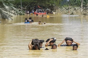 ارتفعت حصيلة الفيضانات وانزلاقات التربة في جزيرة سومطرة الإندونيسية إلى أكثر من 800 ضحية، بحسب ما أعلنت إدارة الكوارث الأربعاء، فيما ما زال 650 شخصا في عداد المفقودين.

وأفادت أحدث حصيلة بوفاة 804 أشخ