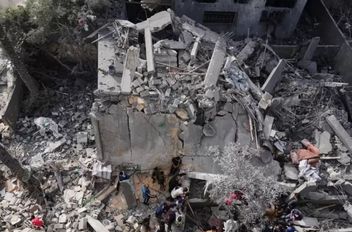 استشهد فلسطينيان صباح اليوم الأربعاء، بنيران جيش الاحتلال خارج الخط الأصفر في حي الزيتون بمدينة غزة.
وقالت مصادر فلسطينية، إن قوات الاحتلال فتحت نيران أسلحتها تجاه المواطنين في حي الزيتون شرق غزة، ما