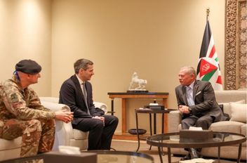 الملك يستقبل وكيل وزارة الدفاع الإيطالية ورئيس أركان القوات الإيطالية.
