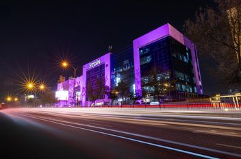 زين تُضيء مبانيها باللون البنفسجي احتفاءً باليوم العالمي للأشخاص ذوي الإعاقة