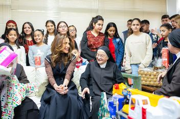 الملكة رانيا العبدالله تشارك مجموعة من الأطفال احتفالهم بعيد الميلاد في جمعية مار منصور الخيرية